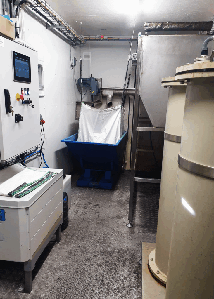AxoPur reactor and flotation unit in container