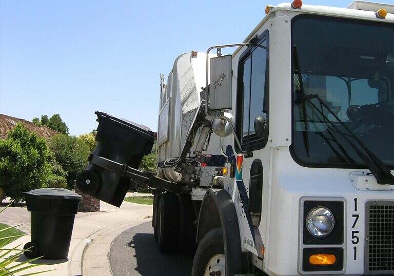 Cleaning polluted washwater in the garbage truck industry