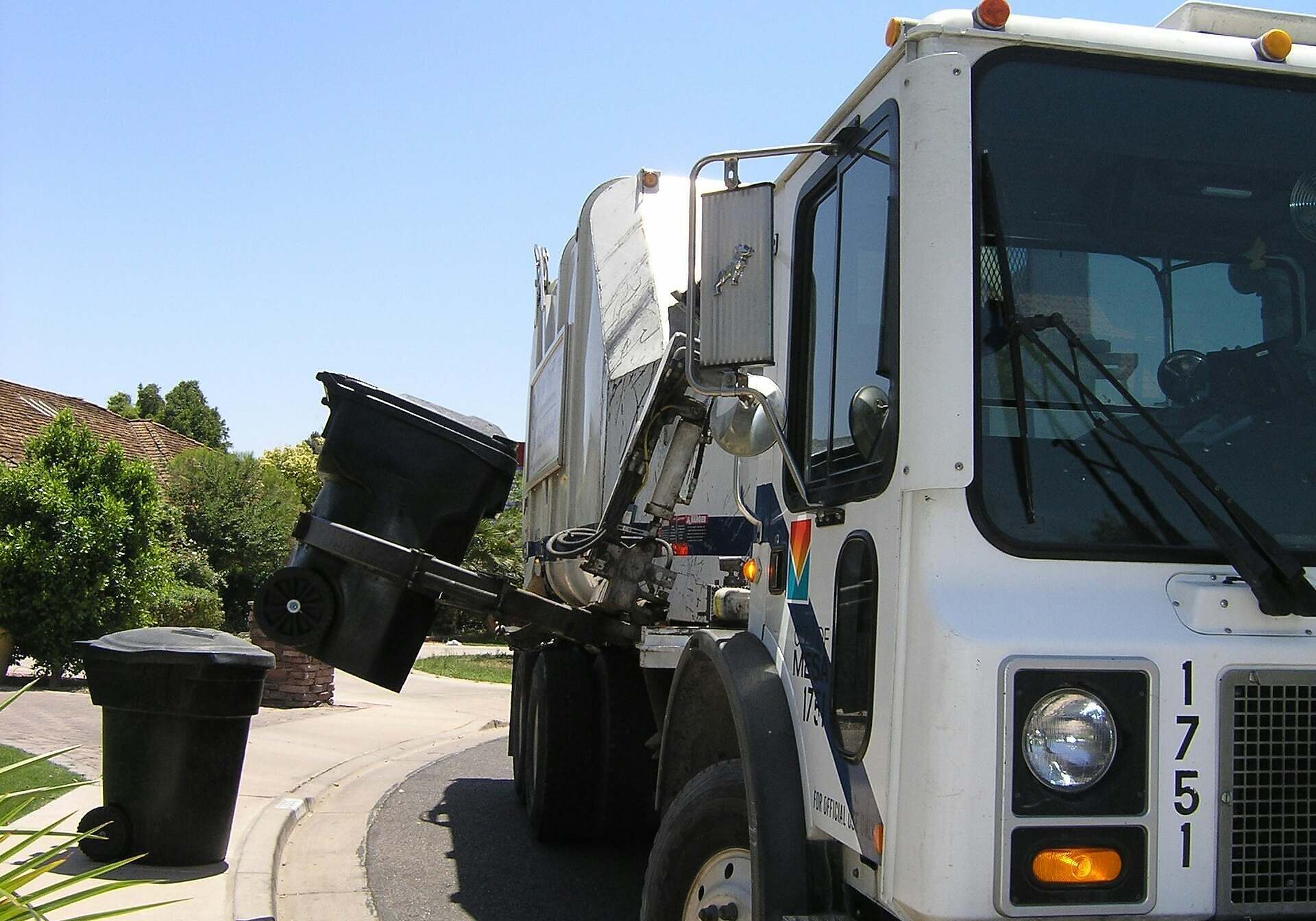 Cleaning polluted washwater in the garbage truck industry